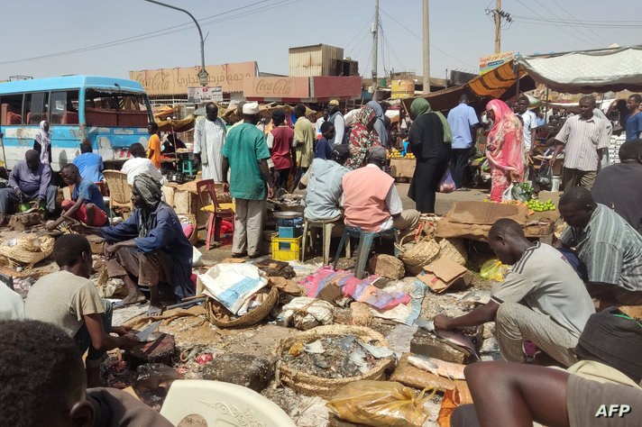 سودانيون لجأوا للعمل في السوق بعد اندلاع الحرب 