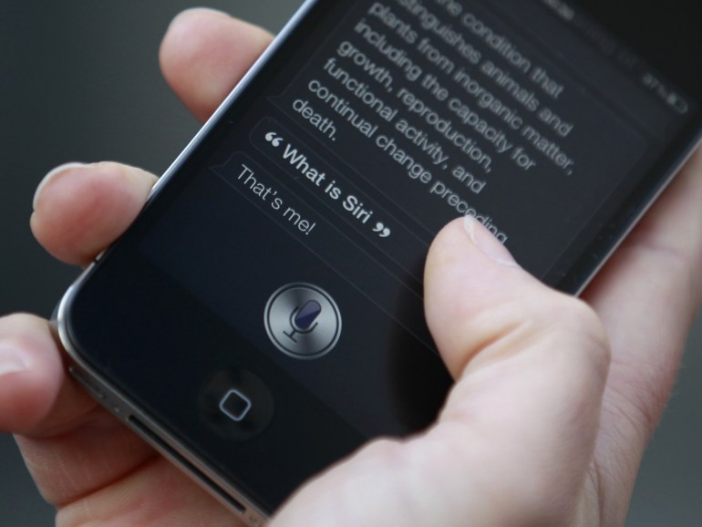 Luke Peters demonstrates Siri, an application which uses voice recognition and detection on the iPhone 4S, outside the Apple store in Covent Garden, London October 14, 2011. REUTERS/Suzanne Plunkett (BRITAIN - Tags: BUSINESS SOCIETY SCIENCE TECHNOLOGY TELECOMS)