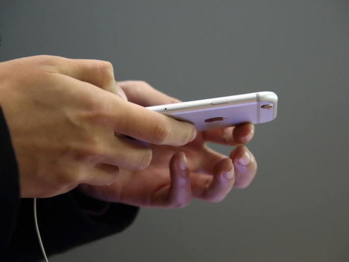 A customer tries out an Apple Inc. iPhone 6 at an Apple store in the China Central Mall in Beijing, China, on Tuesday, Nov. 11, 2014. Apple, which ended the fiscal fourth quarter with $155.2 billion in cash, is forecasting a record holiday sales quarter after introducing new bigger-screen iPhones and slimmer iPads.