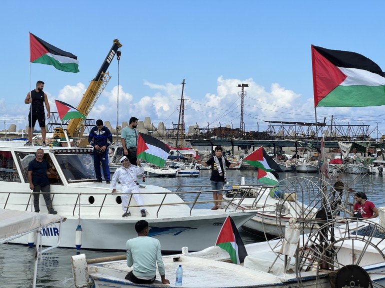 1 رفعت مراكب الصيادين اعلام لبنان وفلسطين تضامنا مع أهالي غزة