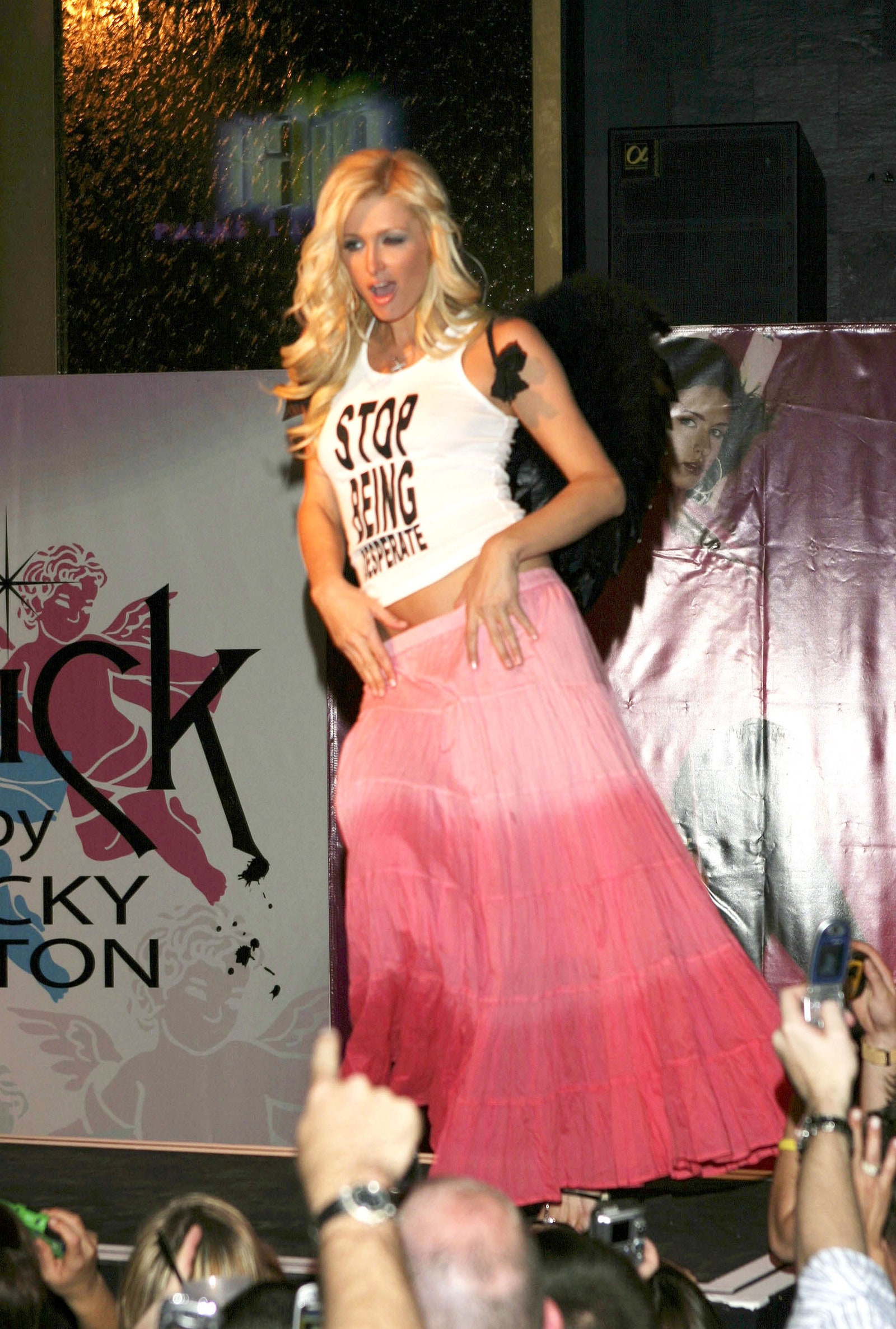 باريس هيلتون ترتدي تصميم Chick by Nicky Hilton أثناء إطلاق Nicky Hilton خط ملابسها الجديد Chick by Nicky Hilton في...