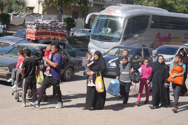 يفر الفلسطينيون إلى جنوب قطاع غزة بعد أن أصدر الجيش الإسرائيلي تحذيرًا بالإخلاء لأكثر من مليون نسمة في شمال غزة ومدينة غزة بحثًا عن ملجأ في الجنوب قبل غزو بري إسرائيلي محتمل، الجمعة 13 أكتوبر 2023. (صورة AP / حاتم موسى)