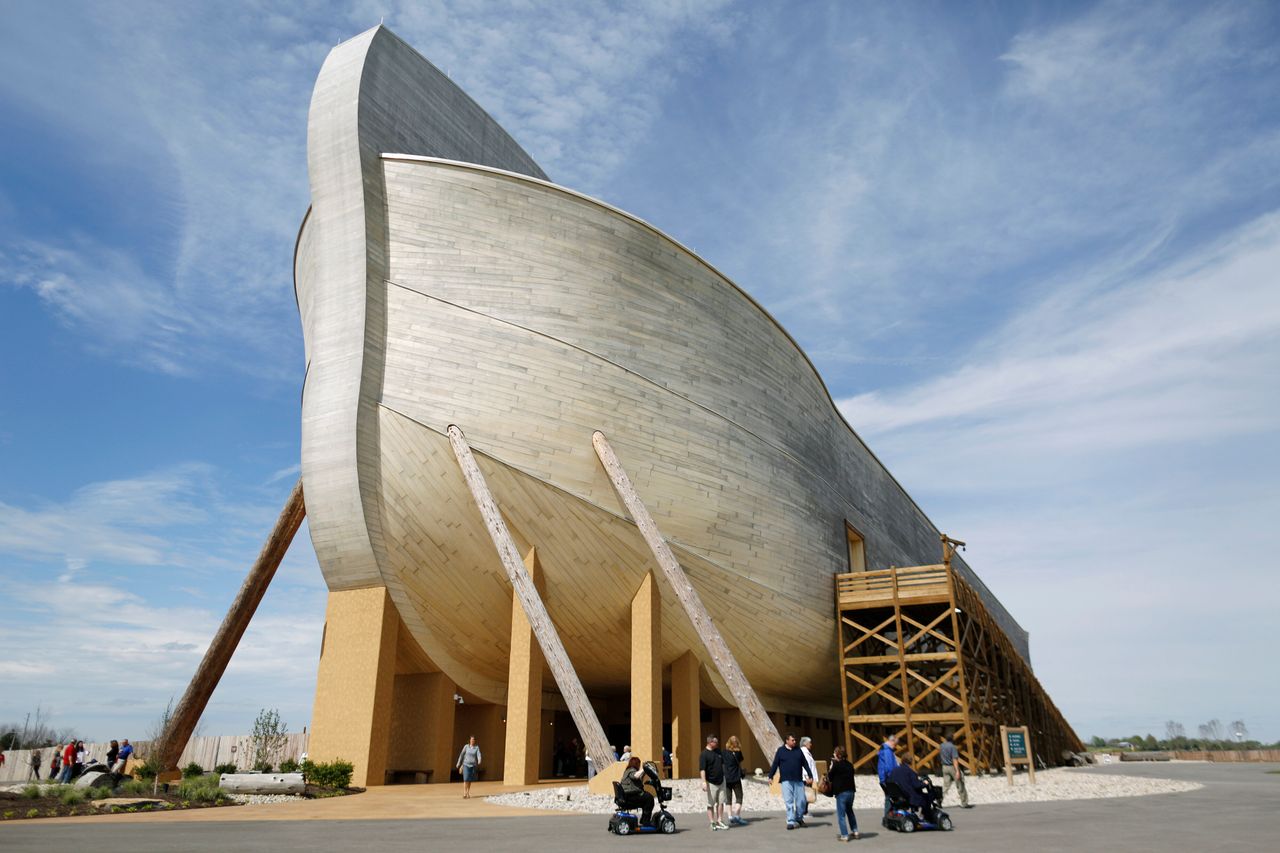 إليكم نسخة طبق الأصل بالحجم الطبيعي لسفينة نوح في The Ark Encounter في ويليامزتاون، كنتاكي.  رفع رئيس مجلس النواب مايك جونسون (جمهوري عن ولاية لوس أنجلوس) دعوى قضائية سابقًا للحصول على إعفاءات ضريبية لهذه الحديقة، والتي تستند إلى رواية الطوفان في سفر التكوين في الكتاب المقدس.