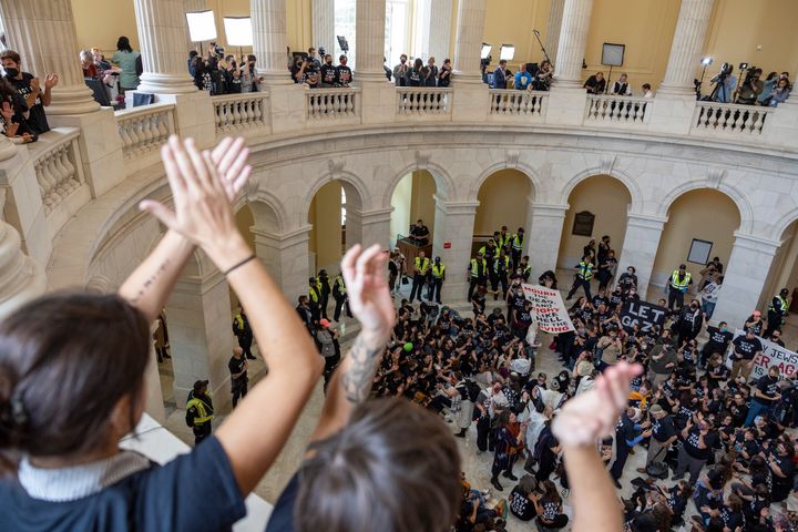 المتظاهرون، الذين يطالبون بوقف إطلاق النار في الحرب المستمرة بين إسرائيل وحماس، يهتفون ويهتفون خلال احتجاج داخل مبنى كانون هاوس الإداري في مبنى الكابيتول بواشنطن، يوم الأربعاء، 18 أكتوبر، 2023. (AP Photo/Amanda Andrade-Rhoades)