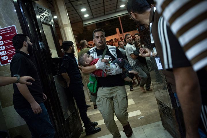 طفل فلسطيني جريح يُنقل إلى مجمع ناصر الطبي، بعد غارات جوية إسرائيلية على بلدة خان يونس، جنوب قطاع غزة، الجمعة، 27 أكتوبر، 2023. (AP Photo/Fatima Shbair)