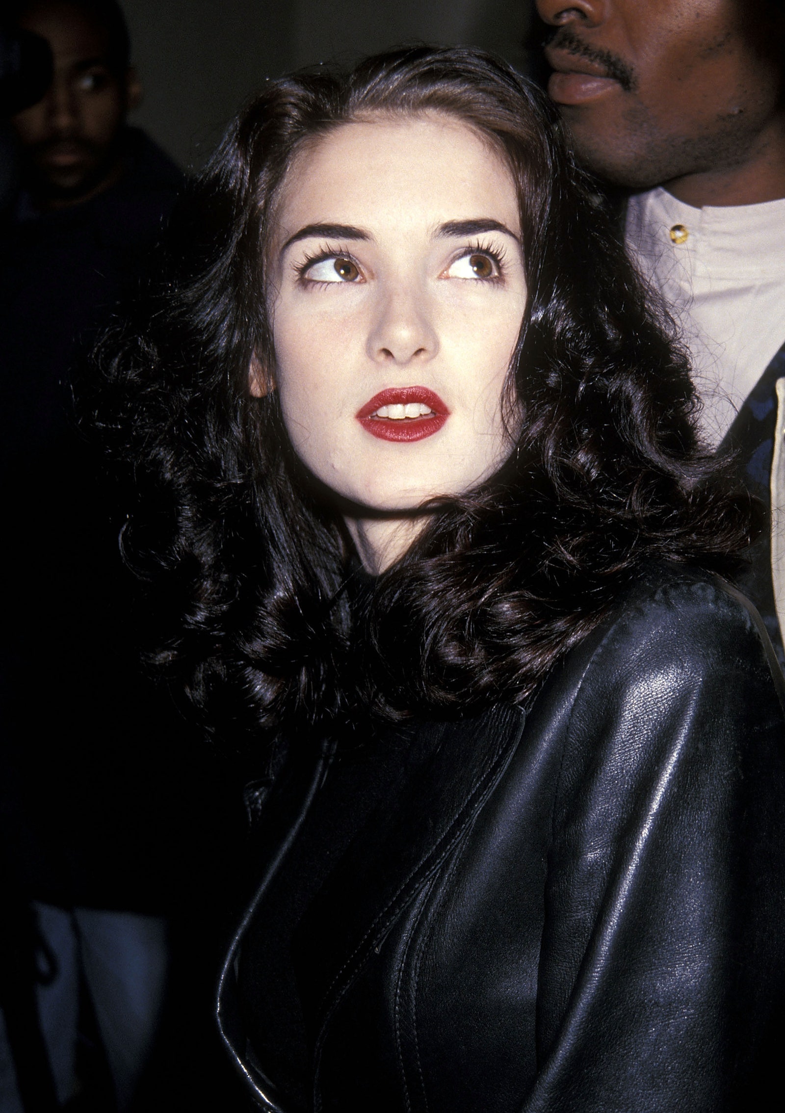 ربما تحتوي الصورة على ملابس وملابس وسترة ومعطف وشخص بشري وWinona Ryder