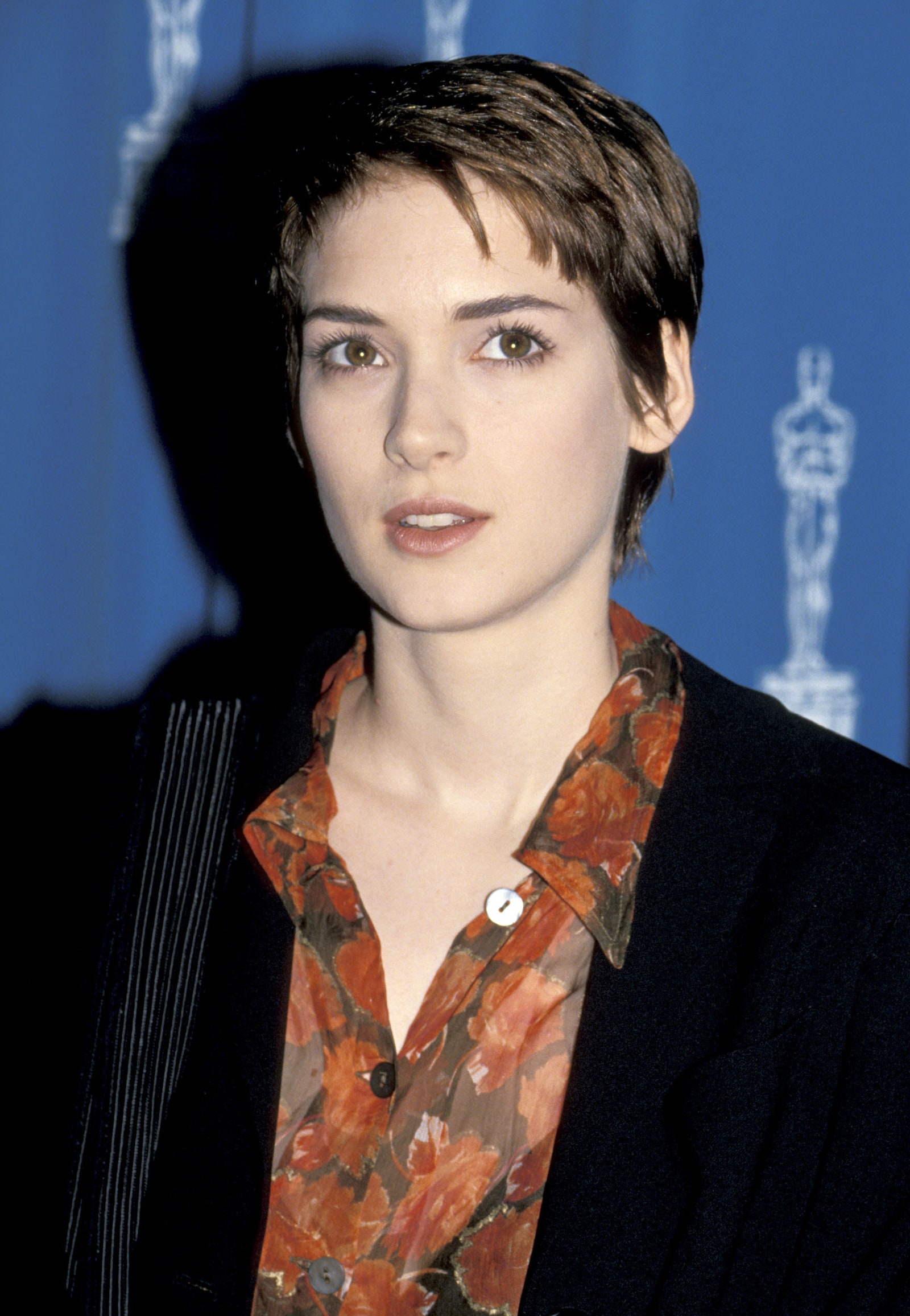 ربما تحتوي الصورة على شخص بشري Winona Ryder أزياء وديكور منزلي