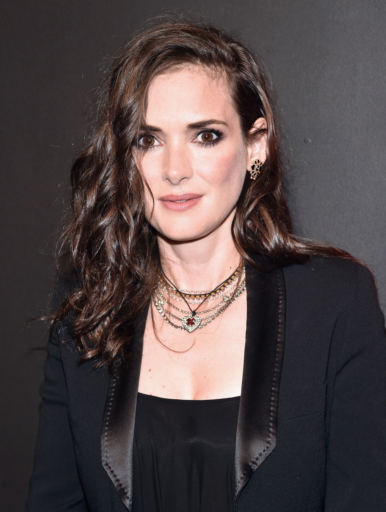 ربما تحتوي الصورة على قلادة Winona Ryder وإكسسوارات المجوهرات والإكسسوارات والملابس والملابس البشرية