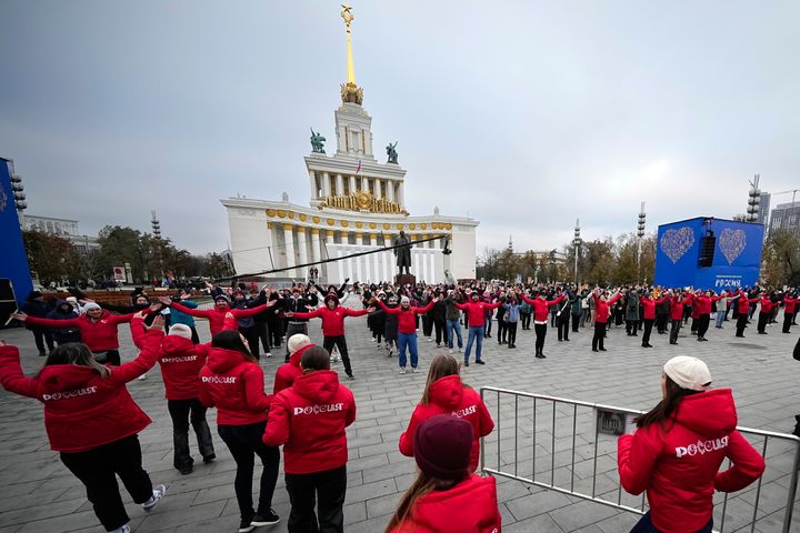 متطوعون يقدمون عرضاً خلال افتتاح المعرض الدولي "روسيا" في VDNKh (معرض إنجازات الاقتصاد الوطني) في موسكو يوم السبت 4 نوفمبر.