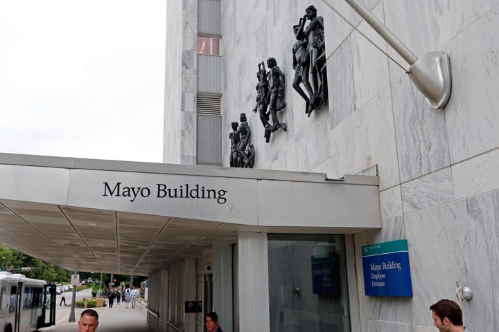 تم إدخال بيتي إلى مستشفى سانت ماري التابع لـ Mayo Clinic في روتشستر، مينيسوتا، حيث كان زوجها، كونور بومان، مقيمًا في ذلك الوقت.