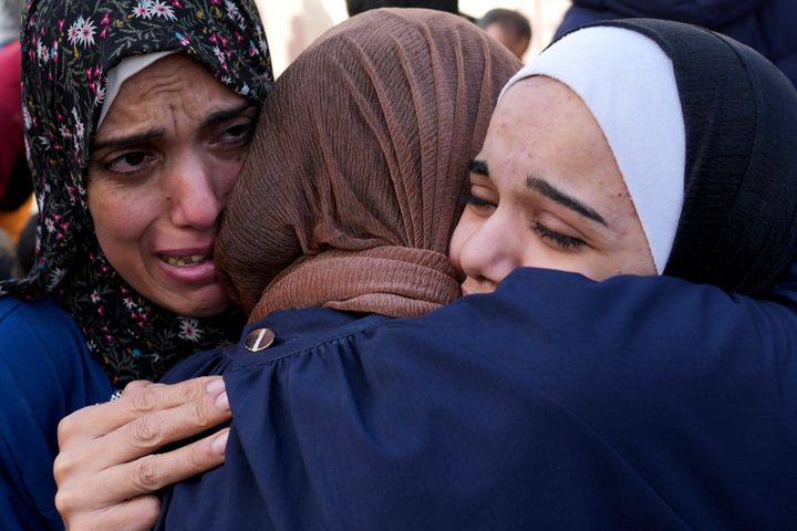 فلسطينيون ينعون أقاربهم الذين قتلوا في القصف الإسرائيلي لقطاع غزة أمام المشرحة في دير البلح، الأحد 19 نوفمبر 2023. (صورة AP / حاتم موسى)