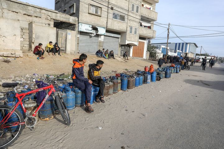 رفح، غزة – 25 نوفمبر/تشرين الثاني: يصطف الفلسطينيون للحصول على الغاز للطهي مع وصول 150 شاحنة تحمل مساعدات إنسانية خلال الهدنة الإنسانية التي تستمر 4 أيام في رفح، غزة في 25 نوفمبر/تشرين الثاني 2023. (تصوير عبد الرحيم الخطيب/الأناضول عبر جيتي) الصور)