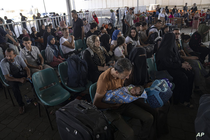 فلسطينيون ينتظرون الخروج من قطاع غزة عبر معبر رفح 