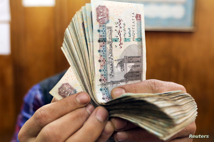 An employee counts Egyptian pounds at a foreign exchange office in central Cairo, Egypt, March 20, 2019. REUTERS/Mohamed Abd El…