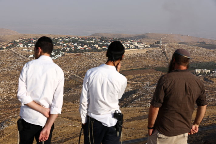 عنف مستوطنين أجبر فلسطينيين على مغادرة قراهم بالضفة الغربية - أرشيفية