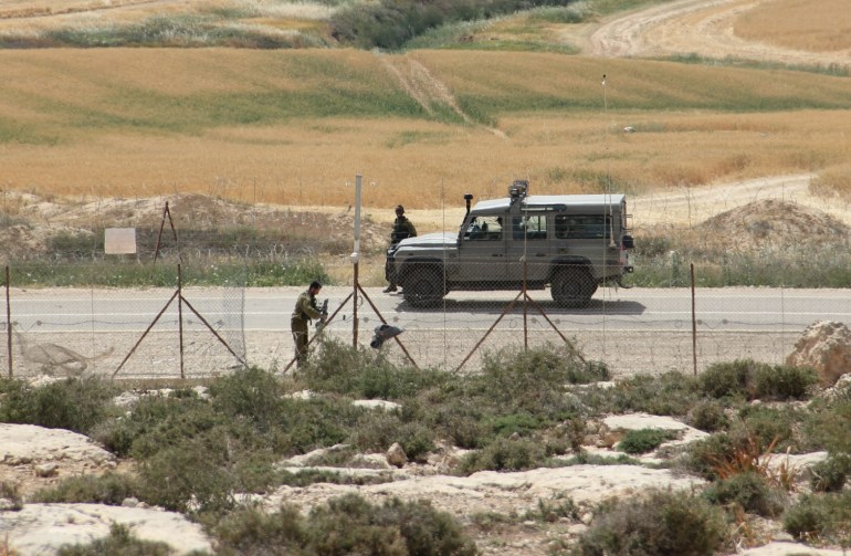 نقاط تهريب في الجدار العازل كان يستخدمها العمال الفلسطينيون للوصول إلى أماكن عملهم في إسرائيل. (أرشيف الجزيرة نت)