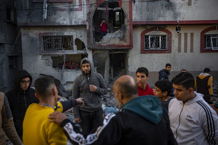 فلسطينيون ينظرون إلى المنازل المدمرة في القصف الإسرائيلي لقطاع غزة في رفح يوم السبت، 9 ديسمبر، 2023. (AP Photo/Fatima Shbair)