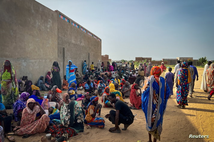 لاجئون سودانيون جرحى الحرب من غرب دارفور يتجمعون للحصول على المساعدة من فرق أطباء بلا حدود