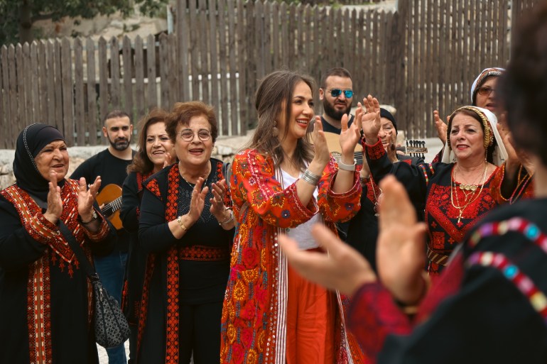 دلال أبو آمنة.. فنانة فلسطينية تلاحقها إسرائيل منذ "طوفان الأقصى" من صفحة الفنانة دلال أبو آمنة للاستعمال الحر.