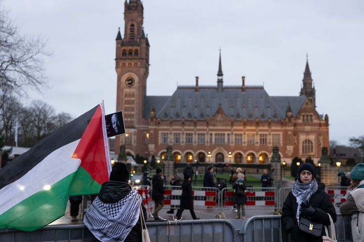 لاهاي، هولندا – 11 يناير/كانون الثاني: متظاهرون مؤيدون للفلسطينيين يقفون أمام محكمة العدل الدولية حيث تعقد جلسات الاستماع لليوم الثاني بعد أن طلبت جنوب أفريقيا من المحكمة الجنائية الدولية الإشارة إلى التدابير المتعلقة بالانتهاكات المزعومة لحقوق الإنسان من قبل إسرائيل في قطاع غزة في 12 يناير 2024 في لاهاي بهولندا.  (تصوير ميشيل بورو / غيتي إيماجز)