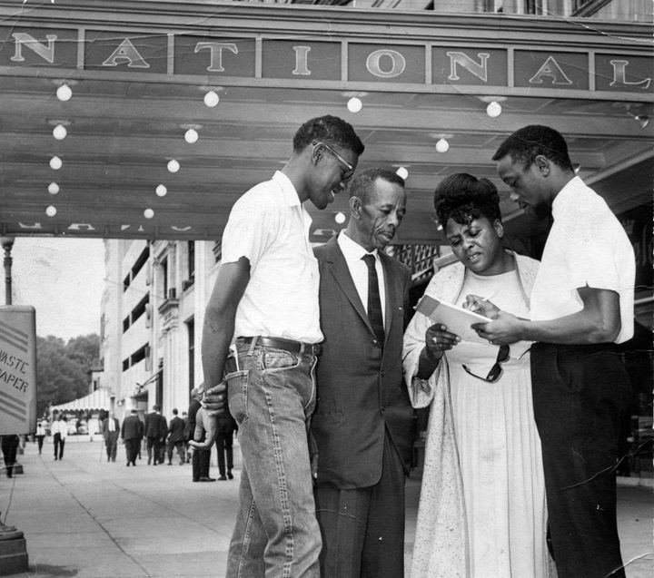 الناشطة في مجال حقوق التصويت، فاني لو هامر، تلتقي بثلاثة رجال في 16 يونيو 1964، بعد وقت قصير من تأسيس حزب الحرية الديمقراطي في المسيسيبي.