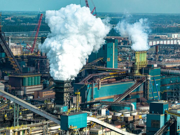 مصنع Tata Steel للصلب بالقرب من ساحل بحر الشمال وميناء IJmuiden في 5 أكتوبر 2023، في فيلسن.  يعد فولاذ تاتا أحد الملوثات الرئيسية في هولندا من حيث ثاني أكسيد الكربون والنيتروجين والمعادن الثقيلة مثل الرصاص والزئبق.