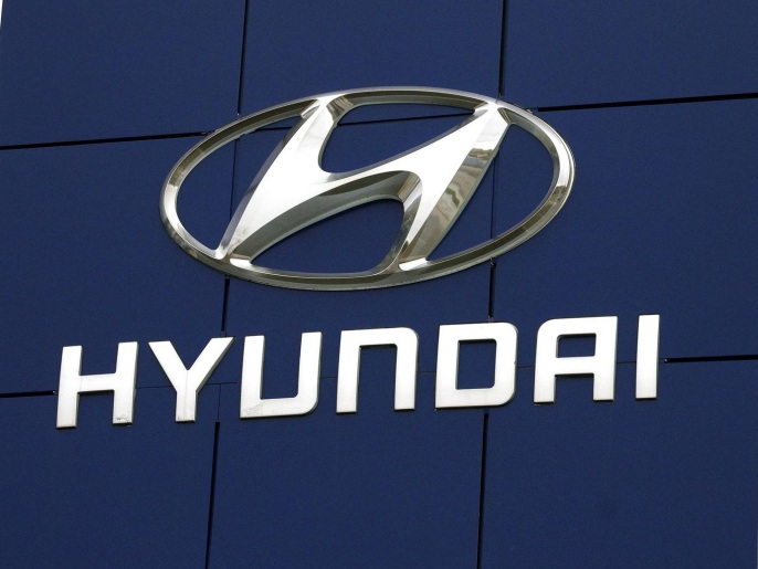 The Hyundai logo is seen outside a Hyundai car dealer in Golden, Colorado, November 3, 2014. Korean carmakers Hyundai Motor Co and affiliate Kia Motors Corp will pay $350 million in penalties to the U.S. government for overstating vehicles' fuel economy ratings in what officials said Thursday was the biggest settlement of its kind. REUTERS/Rick Wilking (UNITED STATES - Tags: TRANSPORT BUSINESS LOGO)