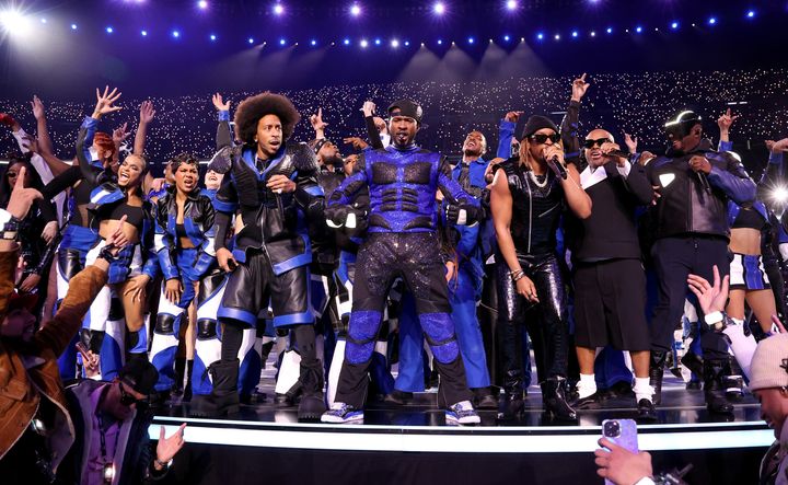 يقدم كل من HER وLudacris وUsher وLil Jon وJermaine Dupri وwill.i.am أداءً على خشبة المسرح خلال عرض نصف الوقت لـ Apple Music Super Bowl LVIII في ملعب Allegiant في 11 فبراير في لاس فيغاس.