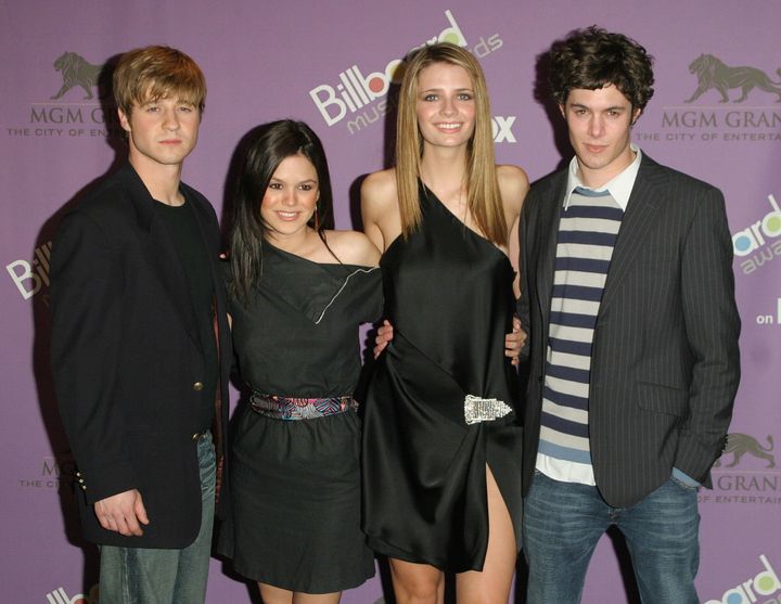 بارتون مع النجوم المشاركين في فيلم The OC ماكنزي وراشيل بيلسون وآدم برودي في حفل توزيع جوائز بيلبورد للموسيقى لعام 2003.