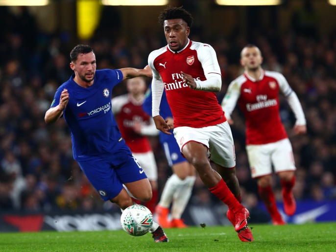 LONDON, ENGLAND - JANUARY 10: Alex Iwobi of Arsenal runs past Danny Drinkwater of Chelsea during the Carabao Cup Semi-Final First Leg match between Chelsea and Arsenal at Stamford Bridge on January 10, 2018 in London, England. (Photo by Clive Rose/Getty Images)