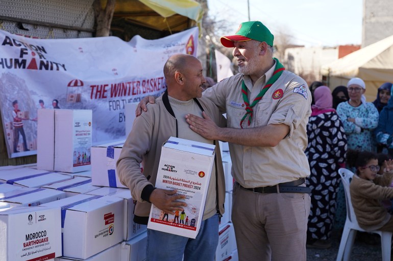 عبد الغني بلوط/ دوار إمسكر البور، جماعة آسني، إقليم الحوز/ مواطن من الدوار في حديث أخوي مع أحد أعضاء الجمعية