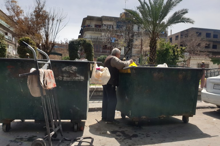 زكي محشي: السياسة الحكومية ستؤدي إلى تراجع الليرة السورية وزيادة مستوى الفقر (الجزيرة)