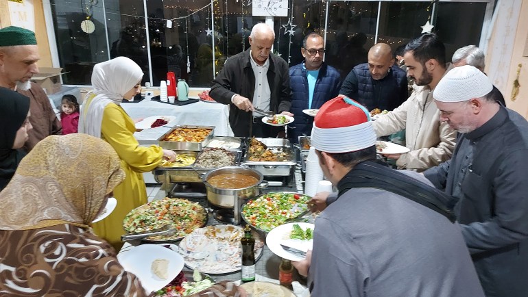 طاولة الطعام في القاعة العلوية في المسجد