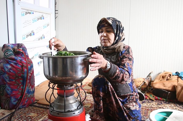 خلف الخيام.. غالية محمد قهر وصمود في مخيمات النزوح بريف إدلب