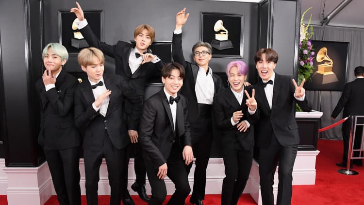 لهذا السبب أصبحت أمريكا مهووسة فجأة بفرقة BTS