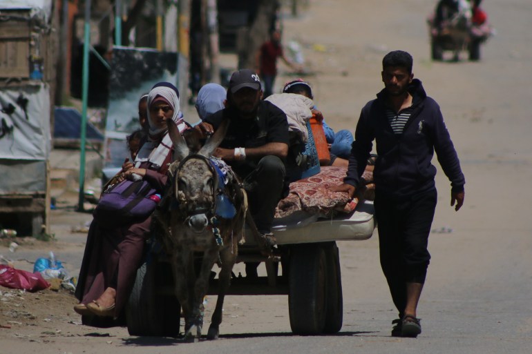 عائلة فلسطينية نزحت من مخيم النصيرات يوم السبت جراء بدء جيش الاحتلال هجوما على المخيم (خاص الجزيرة نت)