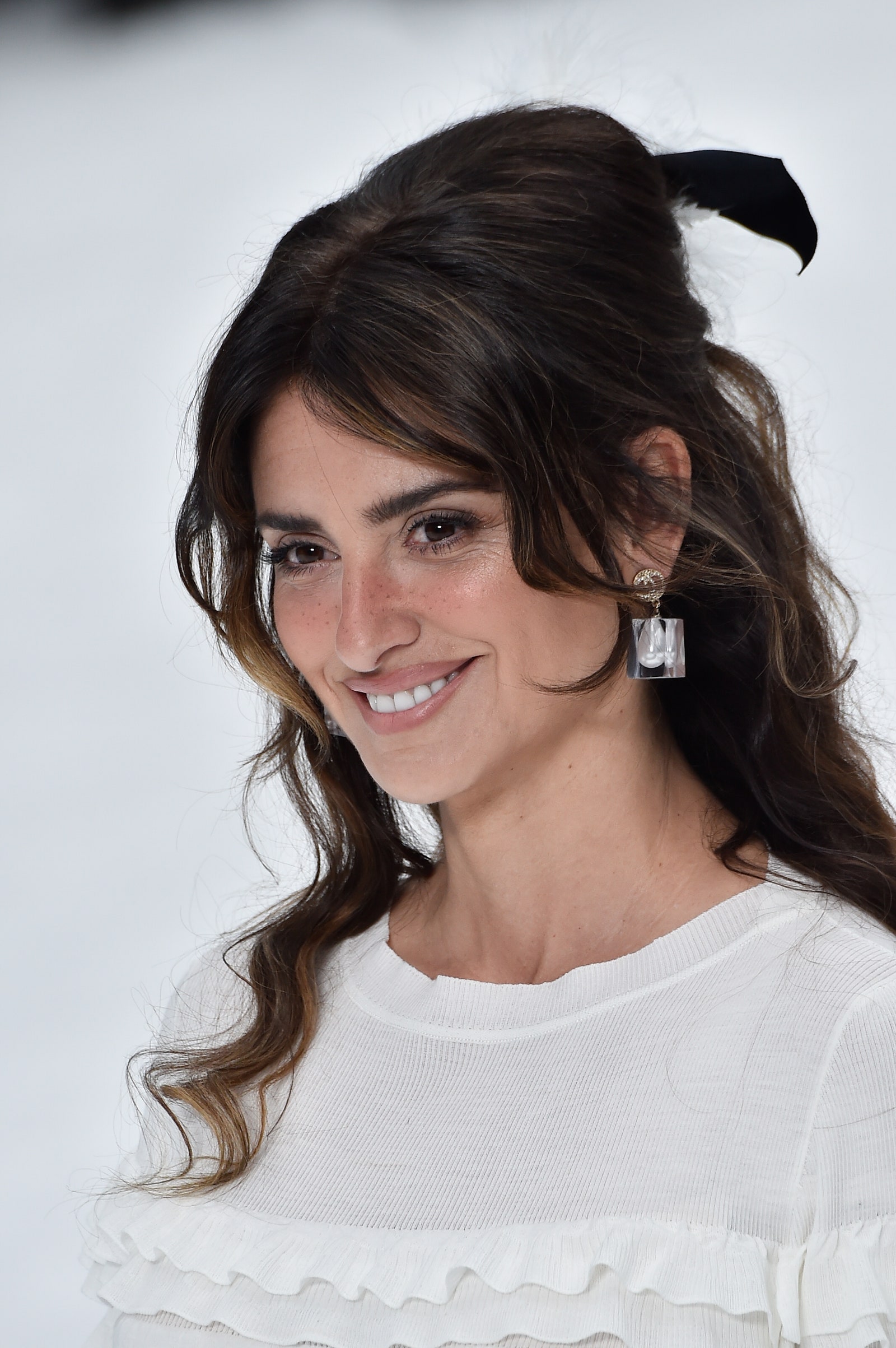 ربما تحتوي الصورة على Penlope Cruz Face Head Person Photography Portrait Happy Smile ملحقات وأقراط للكبار