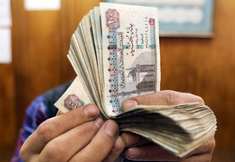 An employee counts Egyptian pounds at a foreign exchange office in central Cairo, Egypt, March 20, 2019. REUTERS/Mohamed Abd El Ghany