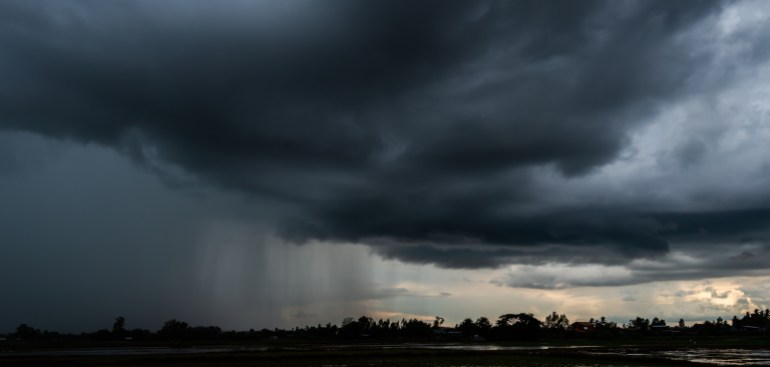 Las nubes de lluvia y el cielo negro texturan el fondo. Nubes de tormenta peligrosas, nube negra y tormenta de truenos, cielo oscuro y nubes de movimiento antes de las lluvias.