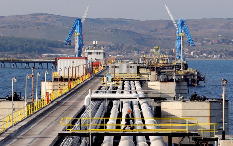 ميناء جيهان التركي حيث تصله تدفقات النفط العراقي عبر الأنابيب (رويترز) FILE PHOTO: A general view of the Kirkuk-Ceyhan pipeline linking Iraq and Turkey at Turkey's Mediterranean port of Ceyhan. REUTERS/Umit Bektas/File Photo