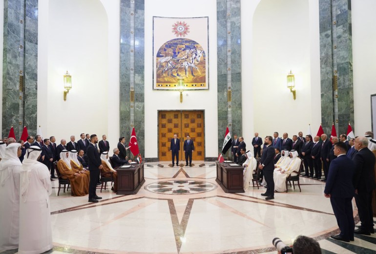 رعى رئيس مجلس الوزراء السيد محمد شياع السوداني، والرئيس التركي السيد رجب طيب أردوغان، في بغداد اليوم الاثنين، مراسم توقيع مذكرة تفاهم رباعية بين العراق وتركيا وقطر والامارات، تهدف الى التعاون المشترك بشأن (مشروع طريق التنمية) الستراتيجي، وذلك بحضور أعضاء الوفدين التركي والعراقي، من وزراء ومستشارين. موقع رئيس مجلس الوزراء العراقي