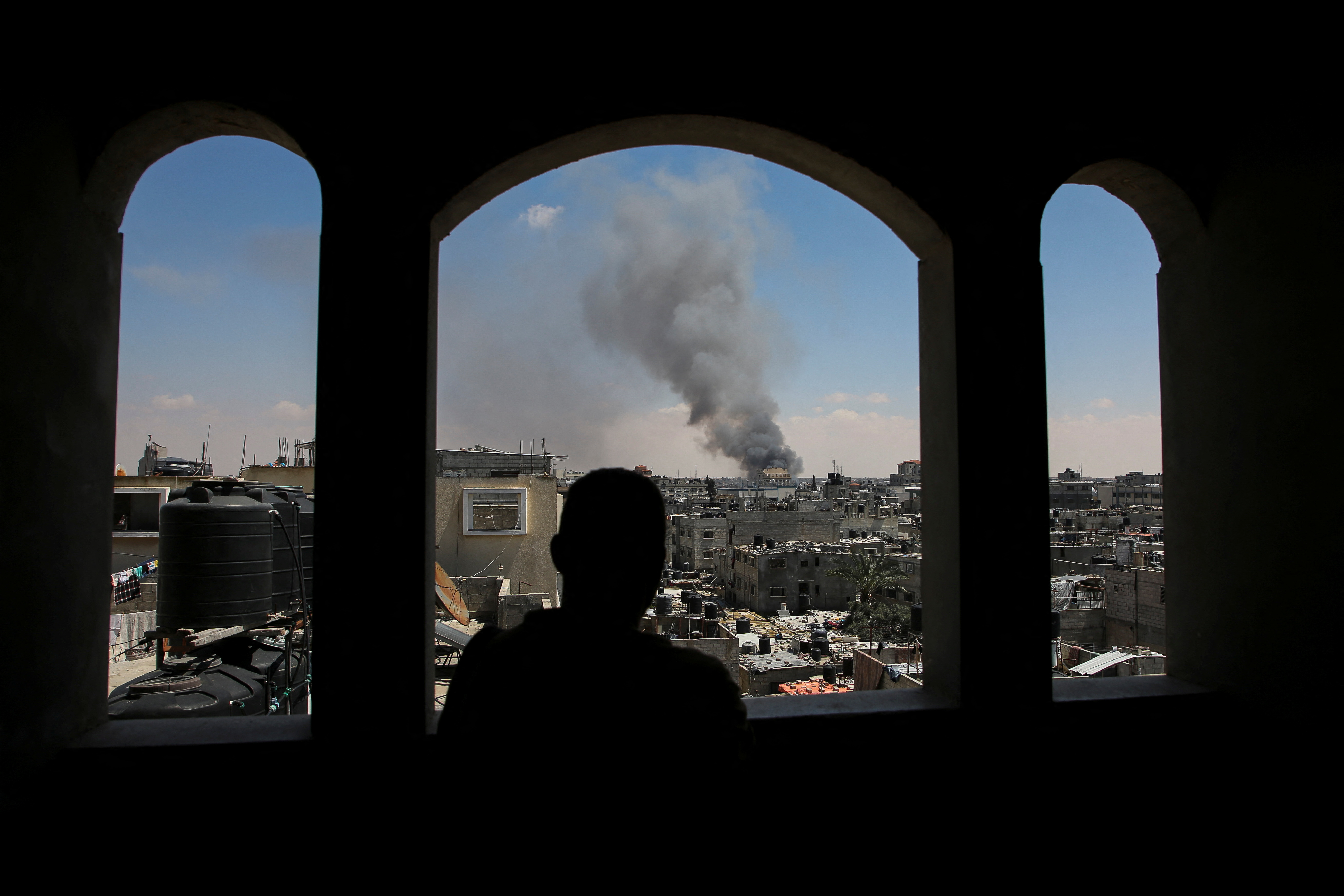 الإثنين طلب الجيش الإسرائيلي من سكان المناطق الشرقية في مدينة رفح إخلاءها والانتقال إلى منطقة المواصي