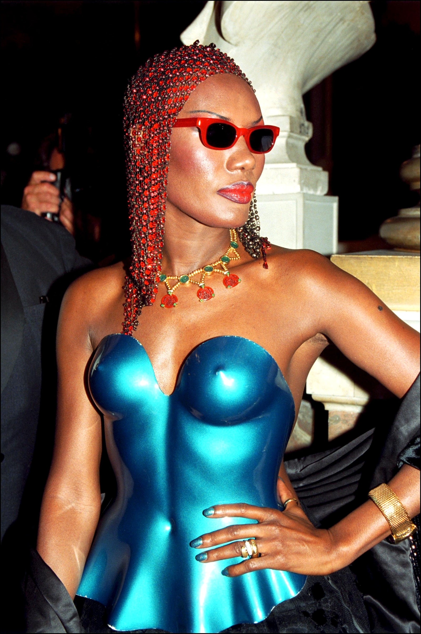 ربما تحتوي الصورة على إكسسوارات Grace Jones نظارات للبالغين ومجوهرات الزفاف وقلادة وسوار