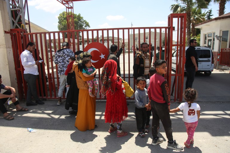 SANLIURFA, TURKEY - JUNE 10: Syrians fleeing the clashes in Rasulayn region of Syria, cross into Turkey from the borderline in Akcakale district of Sanliurfa on June 10, 2015. Hundreds of Syrians who fled from Syria after clashes in Rasulayn region of Al-Hasakah, have crossed into Turkey since last week. (Photo by Ali Ihsan Oztürk/Anadolu Agency/Getty Images)