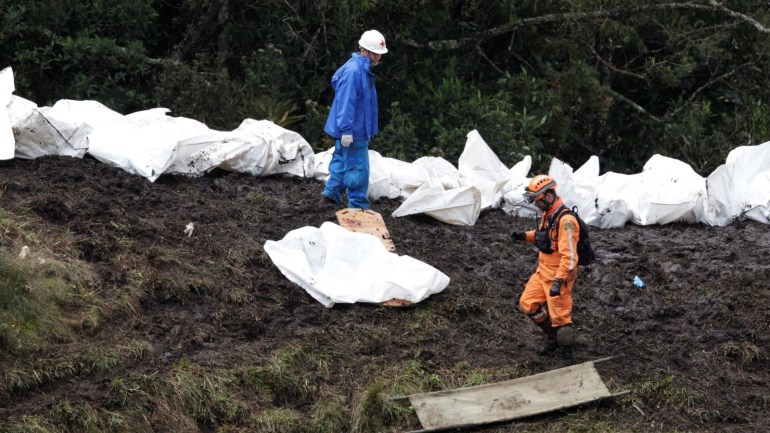 ATTENTION EDITORS - VISUAL COVERAGE OF SCENES OF INJURY OR DEATHRescue workers walk next to bodies of victims from the wreckage of a plane that crashed into the Colombian jungle with Brazilian soccer team Chapecoense onboard near Medellin, Colombia, November 29, 2016. REUTERS/Jaime Saldarriaga