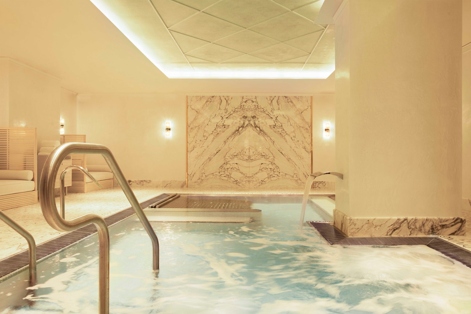 حمام السباحة في فندق Spa Diane Barrière Hotel Barrière Fouquets New York