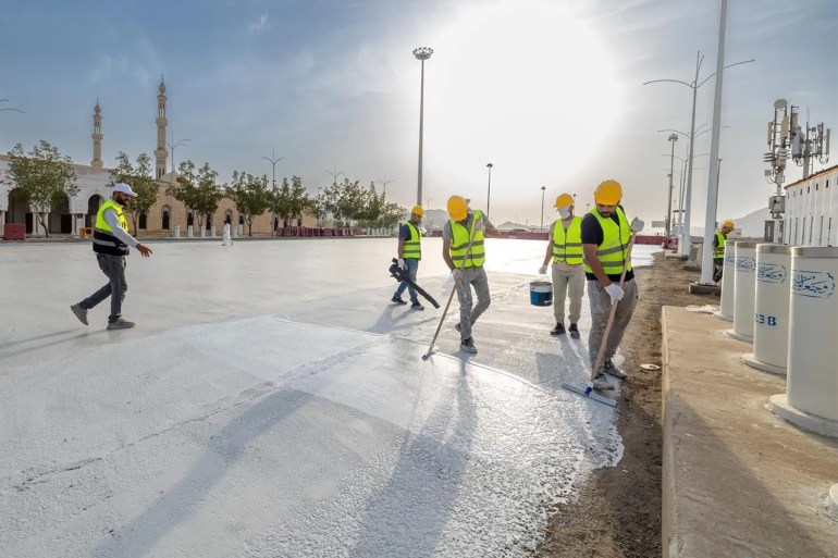 قبل أيام من وقفة عرفة .. طلاء محيط مسجد نمرة باللون الأبيض (واس)