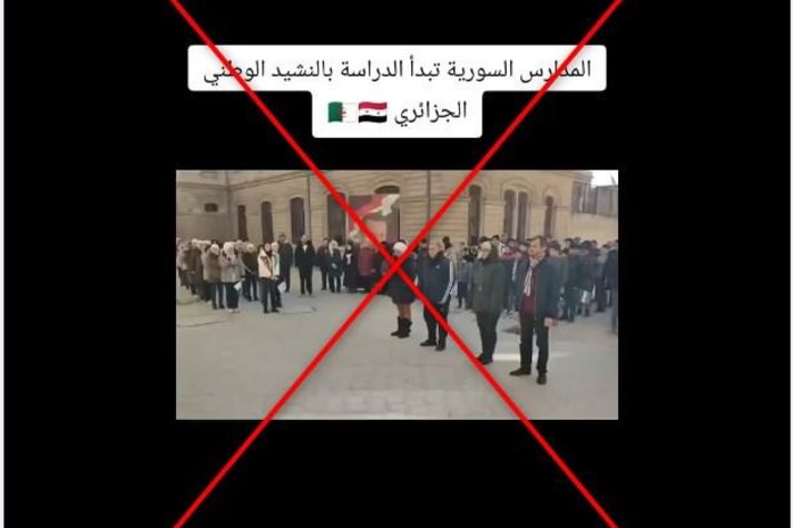 يظهر في الفيديو طلاب مصطفين وصورة للرئيس السوري بشار الأسد ويُسمع في الخلفية النشيد الوطني الجزائري