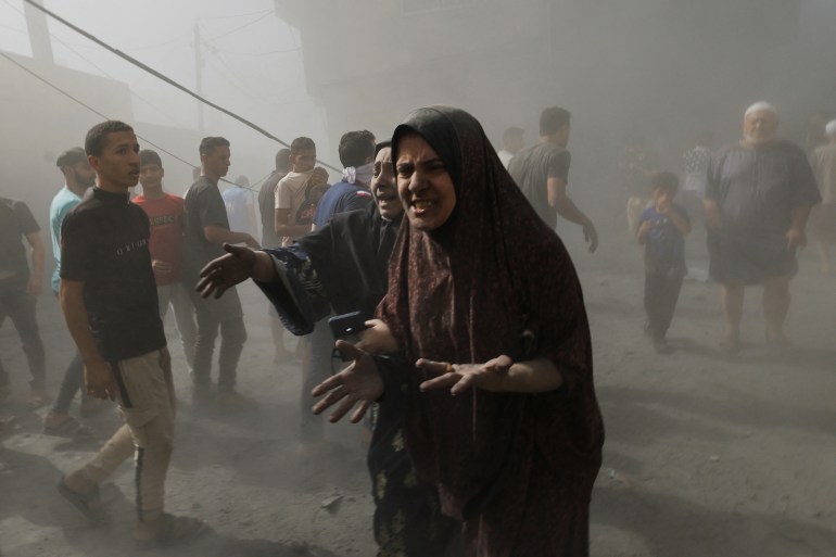 Palestinians react at the site of Israeli strikes on houses, as the conflict between Israel and Palestinian Islamist group Hamas continues, in Khan Younis in the southern Gaza Strip, October 26, 2023. REUTERS/Mohammed Salem