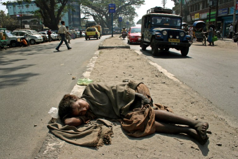 A homeless Indian woman sleeps on a footpath in the north-eastern Indian city of Siliguri March 1, 2006. India pledged on Tuesday to boost spending on health, education and rural infrastructure to help the poor, unveiling an annual budget designed to foster growth and rein in the country's federal deficit. REUTERS/Rupak De Chowdhuri